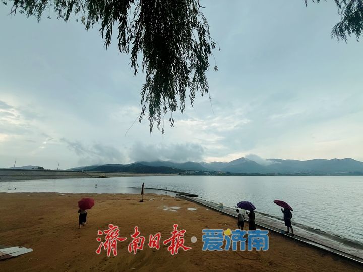 天水一色 雨中雪野湖美如画