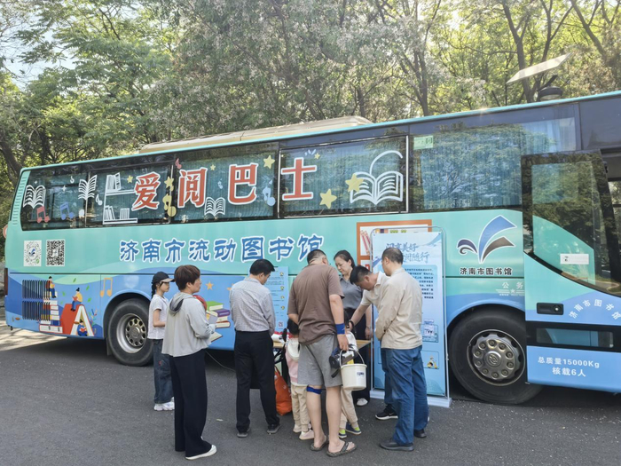 还记得当年的“流动图书馆”吗？20岁的它变身济南街头的“爱阅巴士”