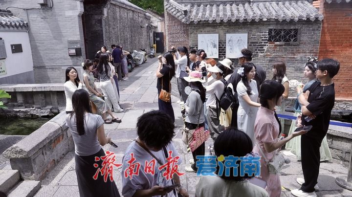古风照里的“顶流”背景板：济南起凤桥开启“人从众”模式
