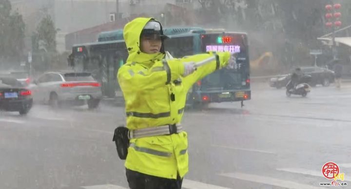 济南交警雨中坚守，为市民出行保驾护航