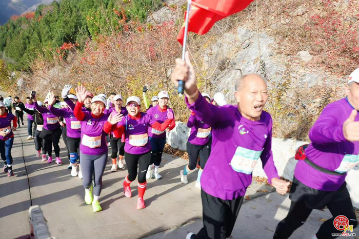 赴红叶之约 享运动之乐 品非遗之美 济南“一城山色·登山打卡”暨垛庄百峪大顶登山嘉年华成功举办