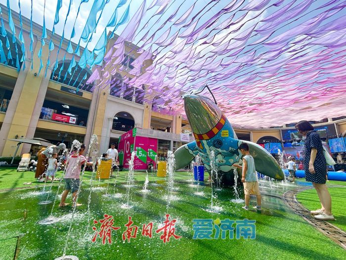 首创奥特莱斯“浇个朋友” 消夏泼水节欢乐开启，亲子共度清凉夏日