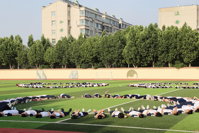 一根绳子，系起快乐、团结与超越：历城职专综合高中部举行心理团体拓展活动