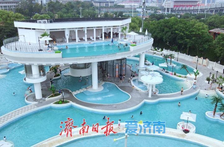 泉城公园“逐浪水世界”开门纳客