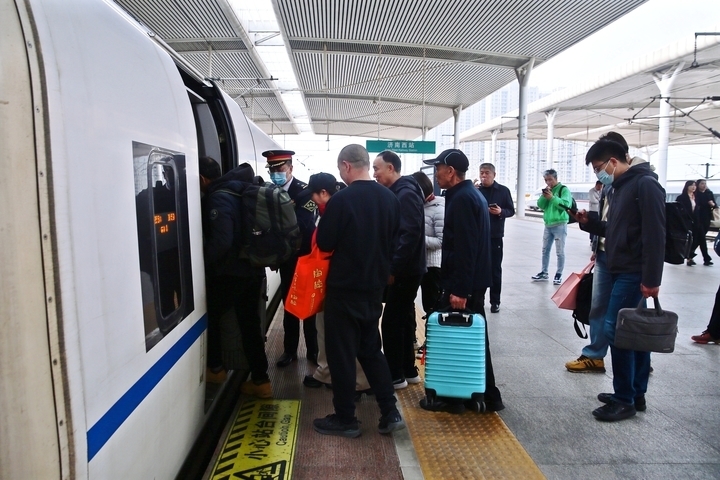 济南站全站预计清明假期发送旅客超百万人次