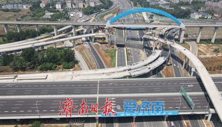 完善路网格局，高铁站新建高架匝道衔接城市主干道
