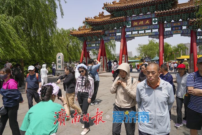 初夏大明湖游人如织，泛舟赏景尽享“半城湖色”