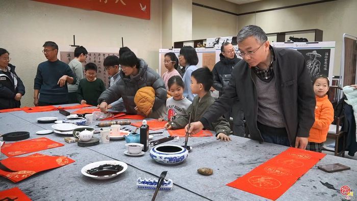 山东省图书馆特举办“翰墨传情，新春纳福”新春送福活动