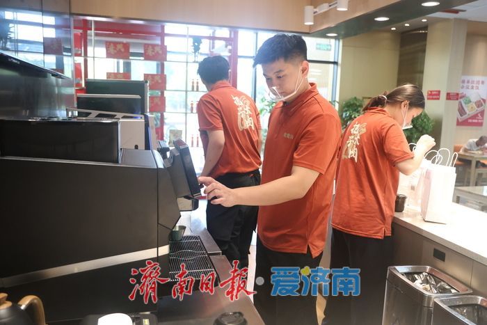咖啡香飘进泉城餐饮老字号！超意兴“咖啡角”试营业 日均销量破百杯
