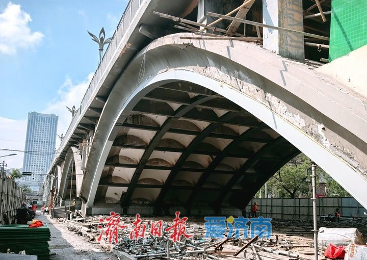 纬二路跨铁路天桥桥上道路放开通行