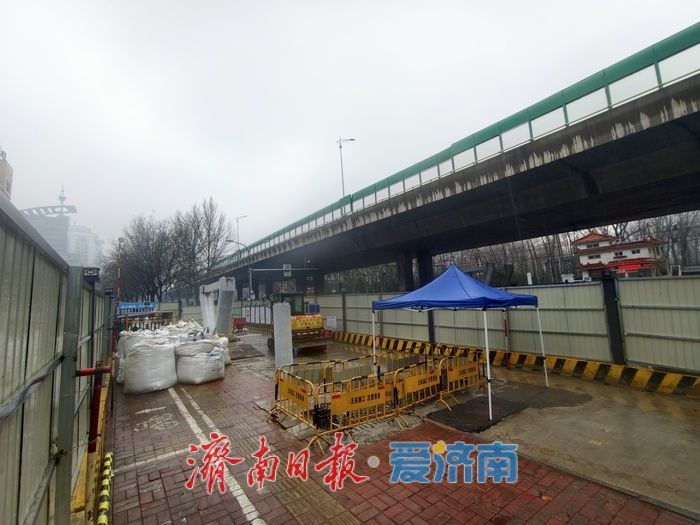 二环东路百花公园东门人行过街天桥主体桥墩成型
