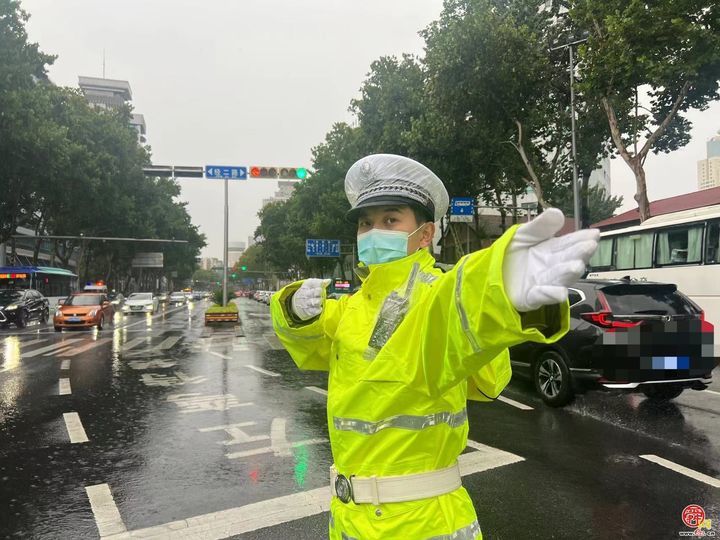 济南交警全力保障雨天交通安全