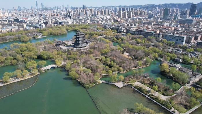 春光明媚 大明湖畔桃红柳绿 赏花正当时