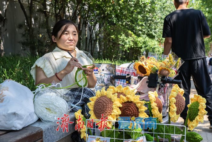 轮椅上织出“向阳花”：一针一线连着生计，也是给考生的独家祝福