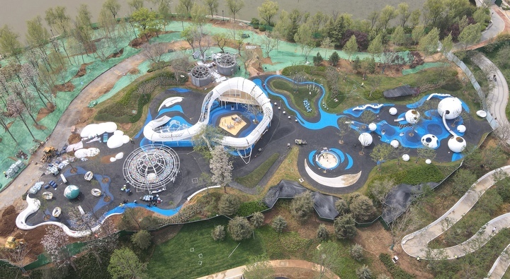 彩虹湖公园改造有新进展，儿童游乐区亮相