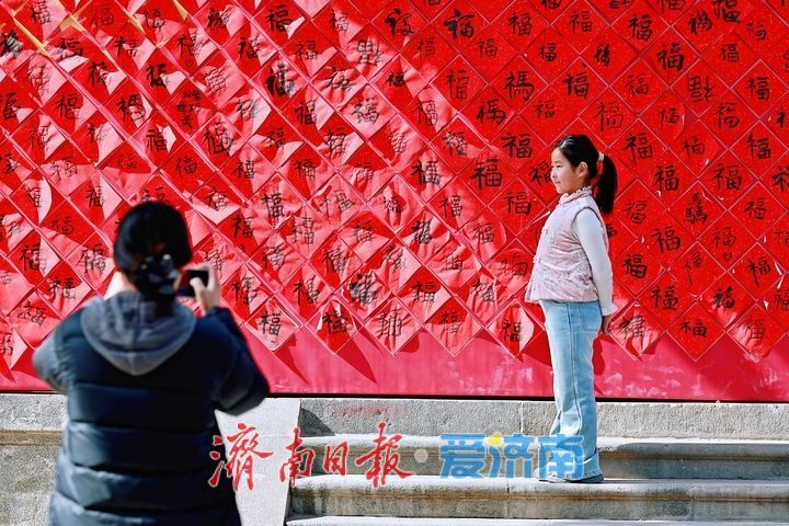 百福墙成网红打卡点 福气满满人气旺