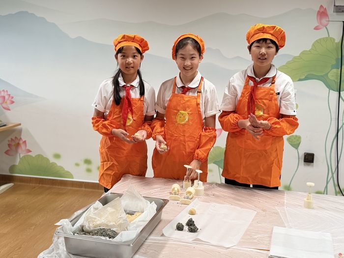 燕耕食趣 百味传承——燕山小学学生巧手制作月饼、水饺喜迎中秋