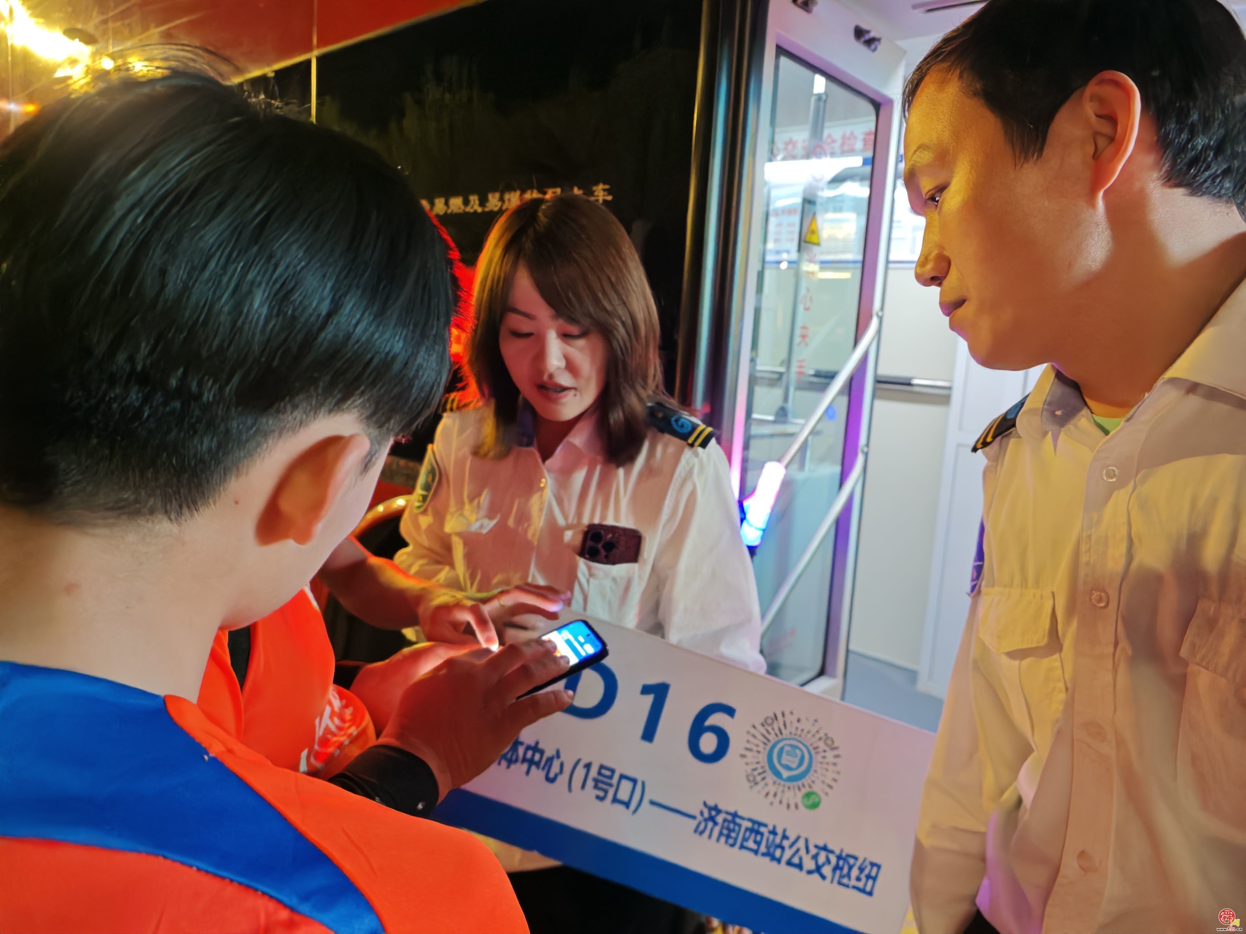 五一我在岗：夫妻档驾驶员节日守护出行路