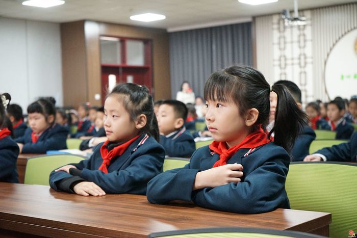 红色精神照亮成长路丨济南市历下区玖玺小学少先队员对话空军英雄，共筑强国梦想！