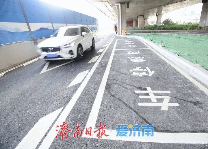 直击堵点！济南旅游路二环东路交叉口新增专用右转车道正式投用