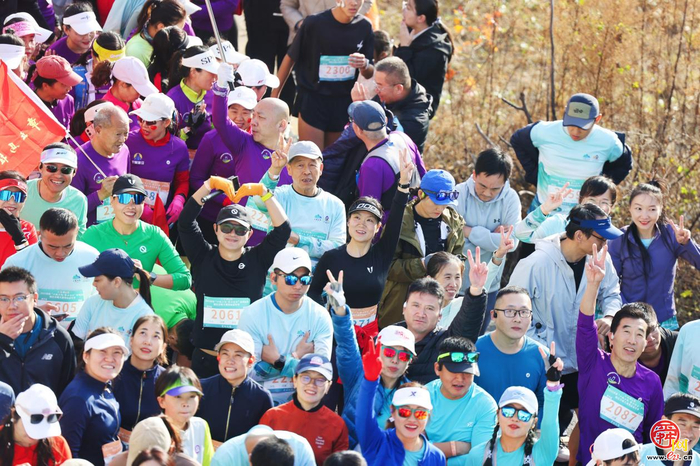 赴红叶之约 享运动之乐 品非遗之美 济南“一城山色·登山打卡”暨垛庄百峪大顶登山嘉年华成功举办