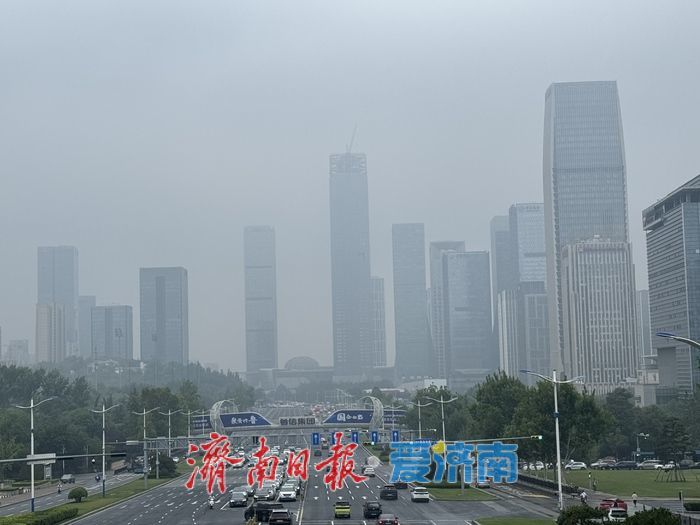 雨后雾笼泉城 济南中央商务区现朦胧之美