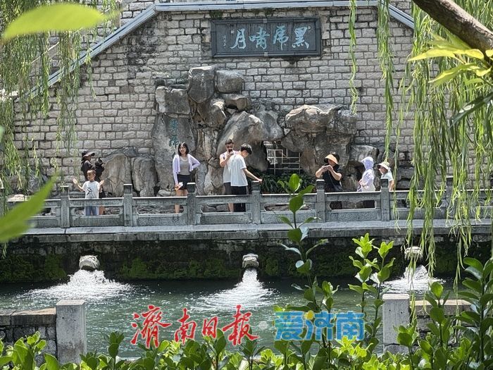 降雨补给水位攀升 黑虎泉三兽首喷涌气势十足