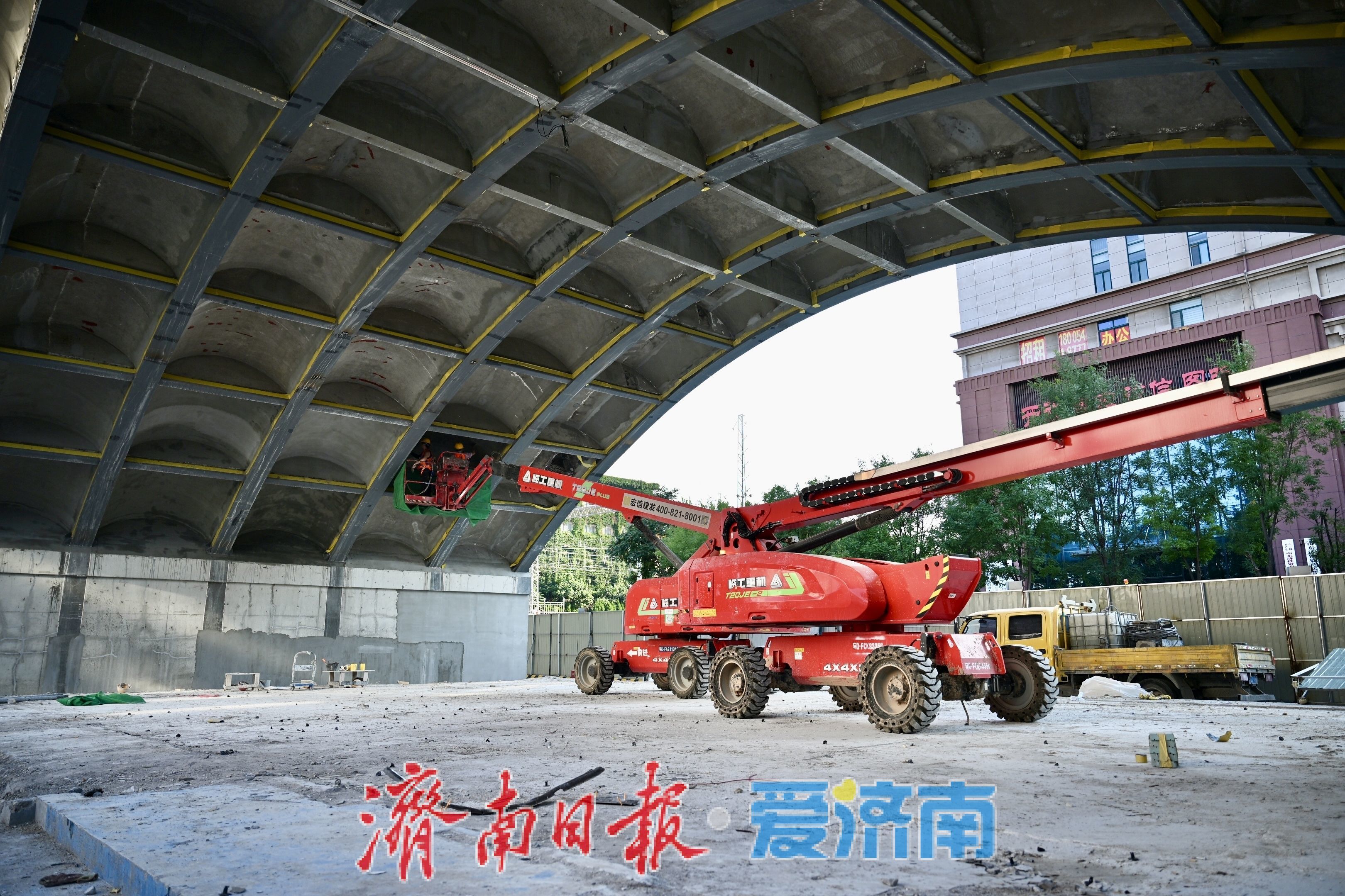 纬二路跨铁路天桥维修改造工程稳步推进 预计9月底全面完工