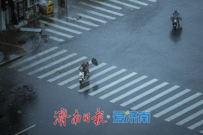 济南突降暴雨 高温天气暂时缓解