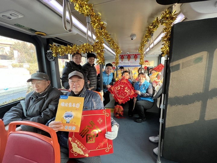红奔奔龙年贺岁，“年味儿”彩车运行啦