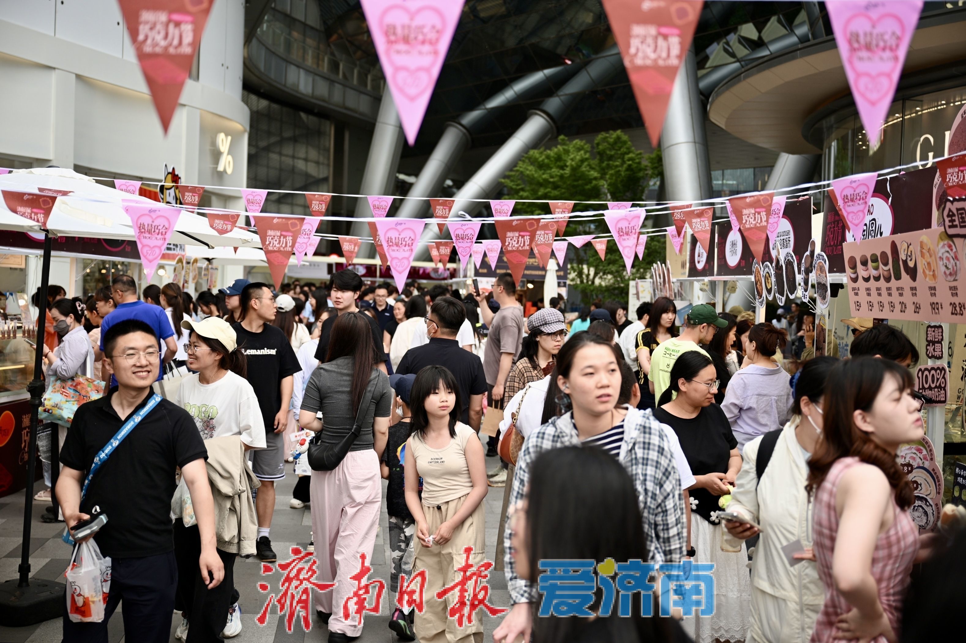 “甜蜜经济”激活商圈 济南首届巧克力节周末人气爆棚