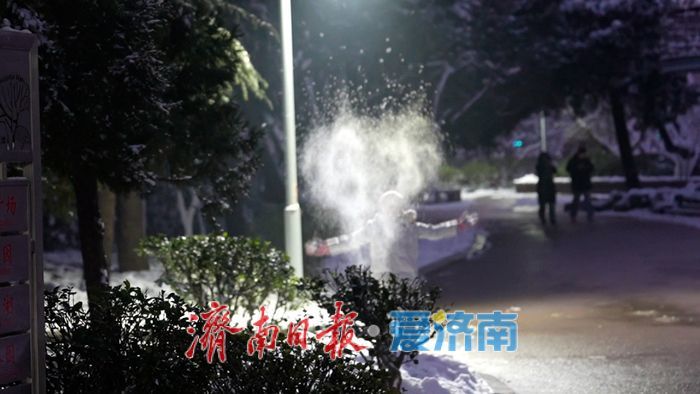 初雪勾勒“冰雪秘境” 泉城公园变身冬日热门打卡地