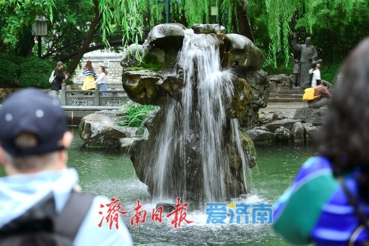 泉水欢歌迎国庆假期收官，“月牙飞瀑”引游客叹为观止