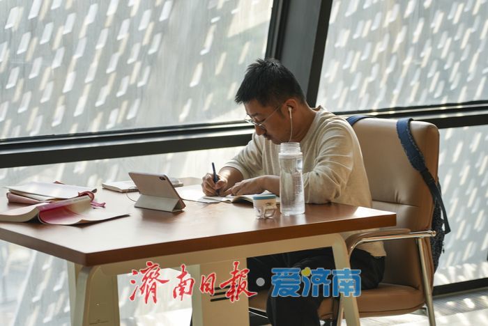 周末阅读“不打烊”，图书馆里书香浓