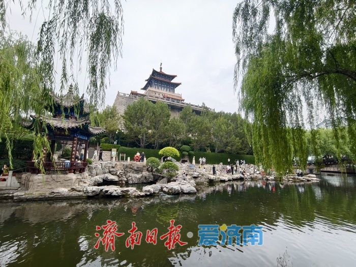 济南护城河游人如织尽显泉城风韵