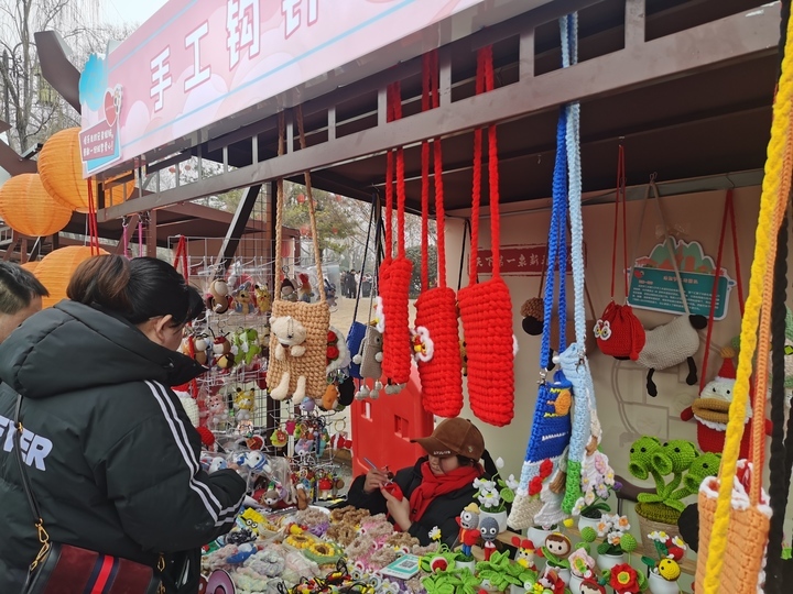 “泉”在济南过大年｜泰安“瓷娃娃”到明湖市集摆摊，她的手工作品卖火了