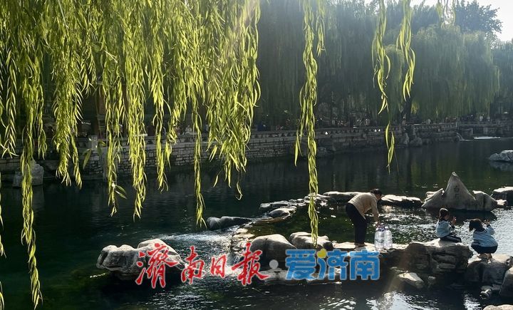 济南黑虎泉喷涌壮观引客来