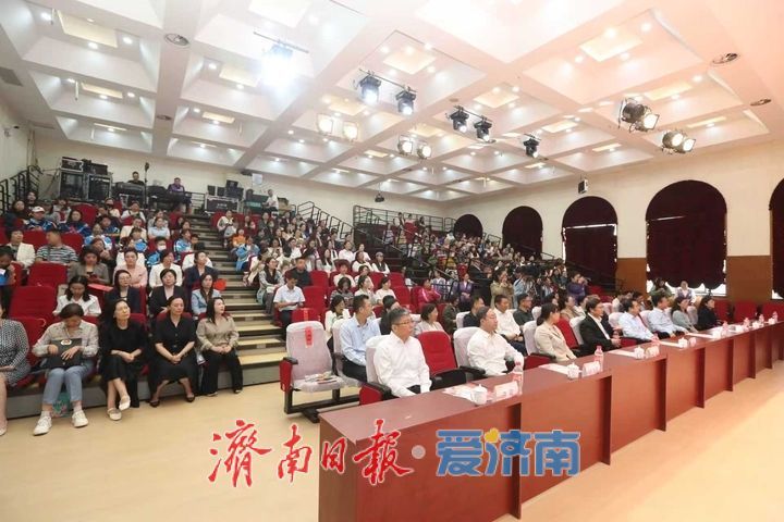 济南市女性成长学院成立 杨峰参加活动