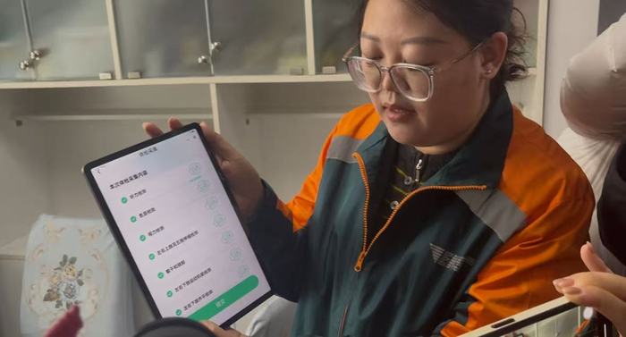 济南七旬老人足不出户办理驾驶证体检换证业务——济南推出体检换证“登门帮办”