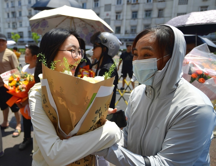 高考最后一天，花式“显眼包”迎接考生