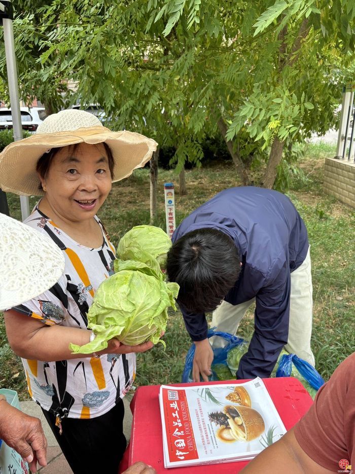 爱心蔬菜进社区 食品安全暖民心——王舍人街道万象新天东区社区开展关爱老人免费送菜进社区活动