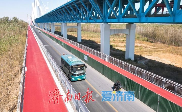 济南黄河大桥老桥增设非机动车专用车道，铺设彩色沥青路面