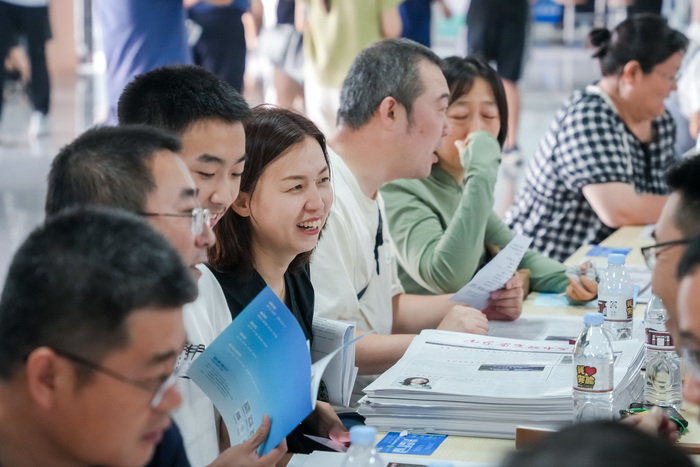 高中校园开放日“探校大军”扩容 学霸现场给“准高中生”分享经验