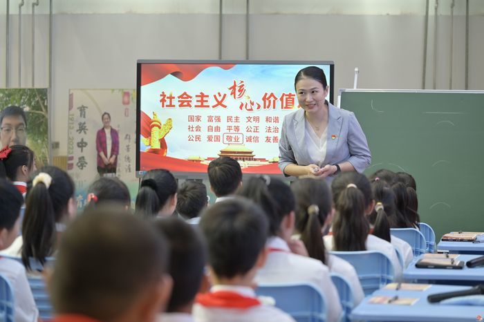 济南市大中小学共同上好“社会主义核心价值观”敬业主题思政大课活动在市中区成功举办