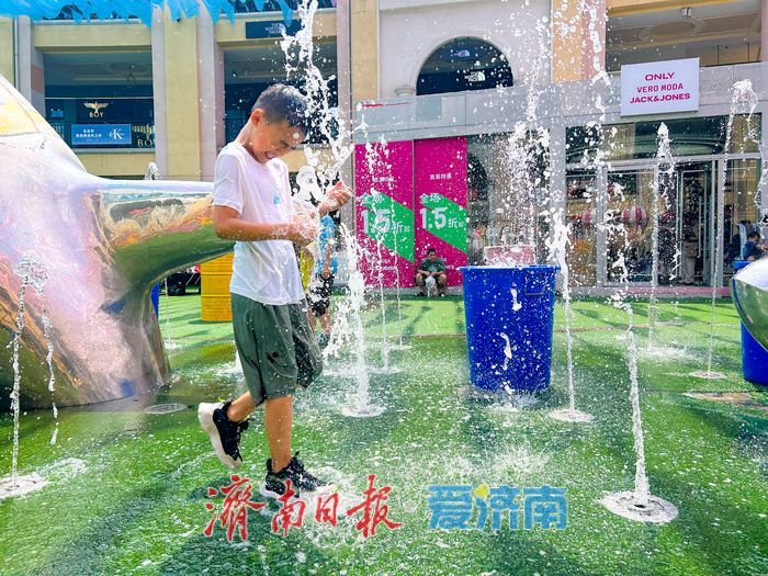 首创奥特莱斯“浇个朋友” 消夏泼水节欢乐开启，亲子共度清凉夏日