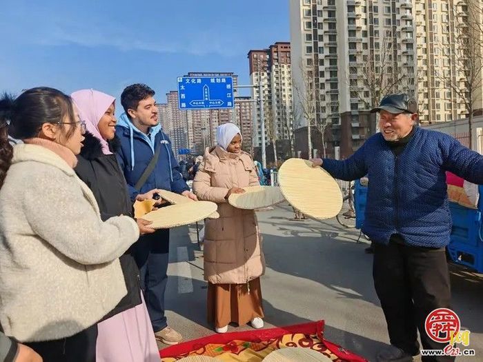 外国留学生赶“黄河大集”：在乡土烟火中感受中国年味