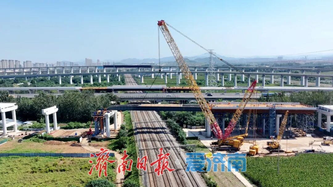 项目强省会｜京台高速公路上跨京沪、水白铁路工程顺利完成导梁吊装施工