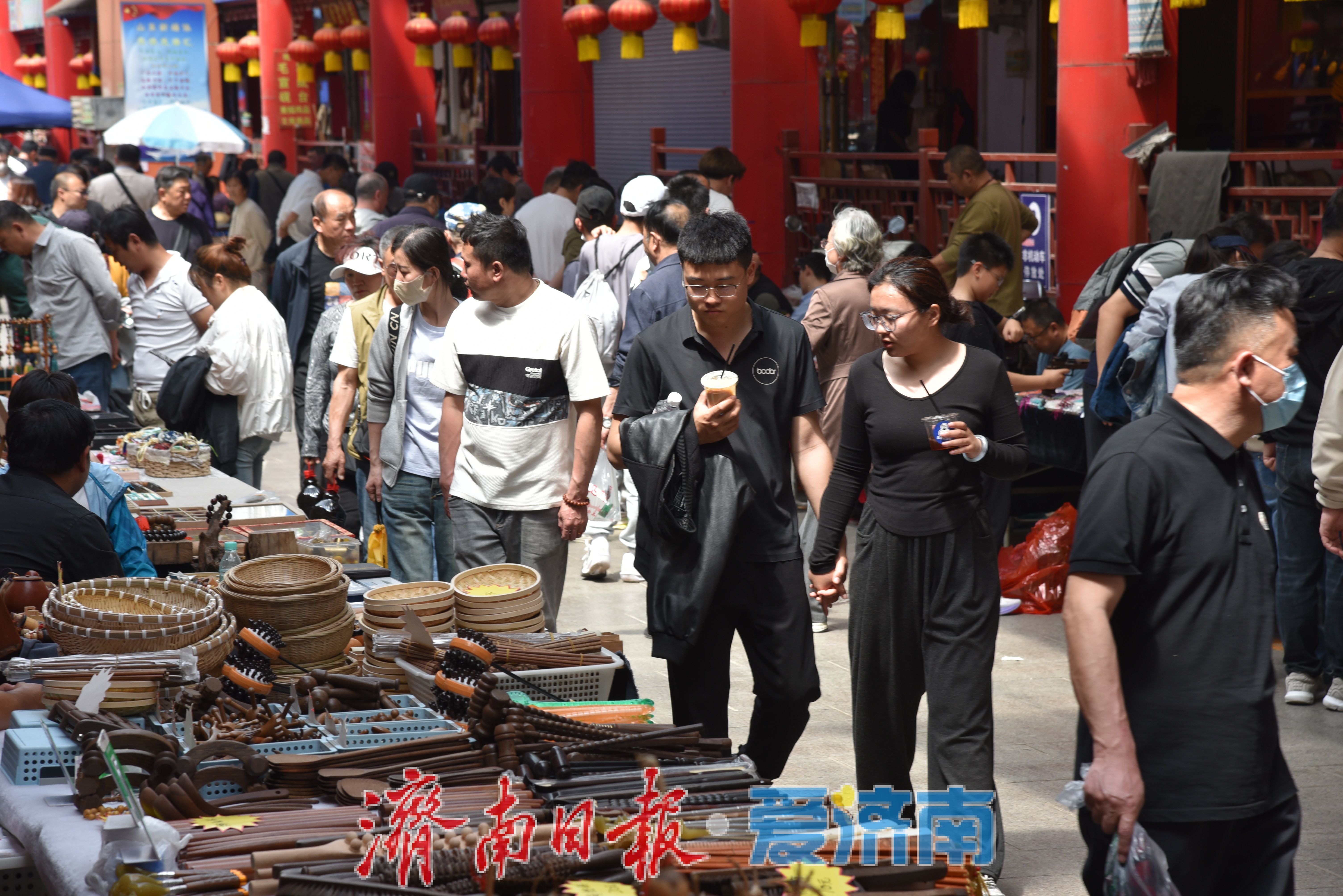 一年四季·“泉”在济南｜逛英雄山文化市场：触摸齐鲁文脉，感受市井烟火