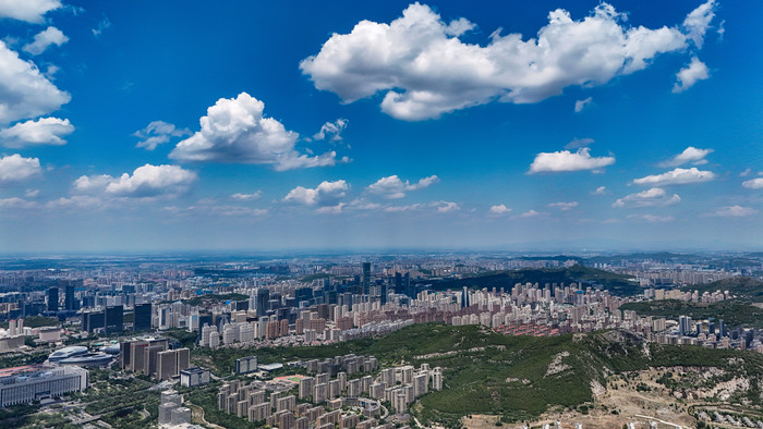 济南晴空万里，远眺可见泰山雄姿