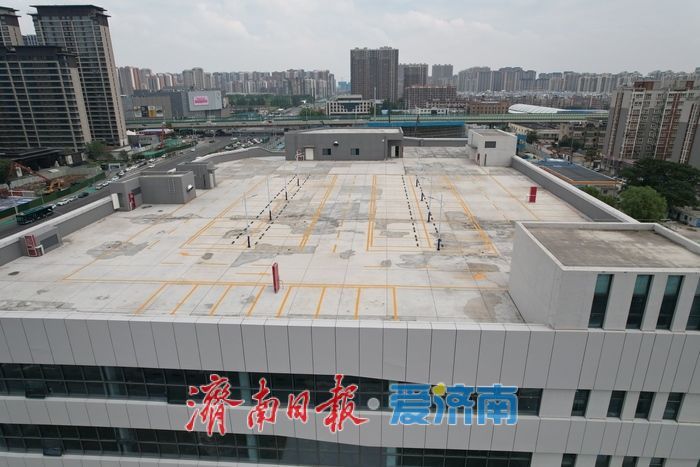 济南凤凰路停车楼整体建成，投用后将缓解周边停车难问题